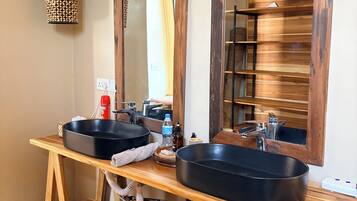 Secador de pelo, toallas, jabón y champú