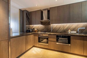 Signature Apartment, 1 Bedroom, Balcony, Partial Ocean View | Private kitchen | Fridge, microwave - FIVE Palm Residences - Elegant Dubai (Dubai)