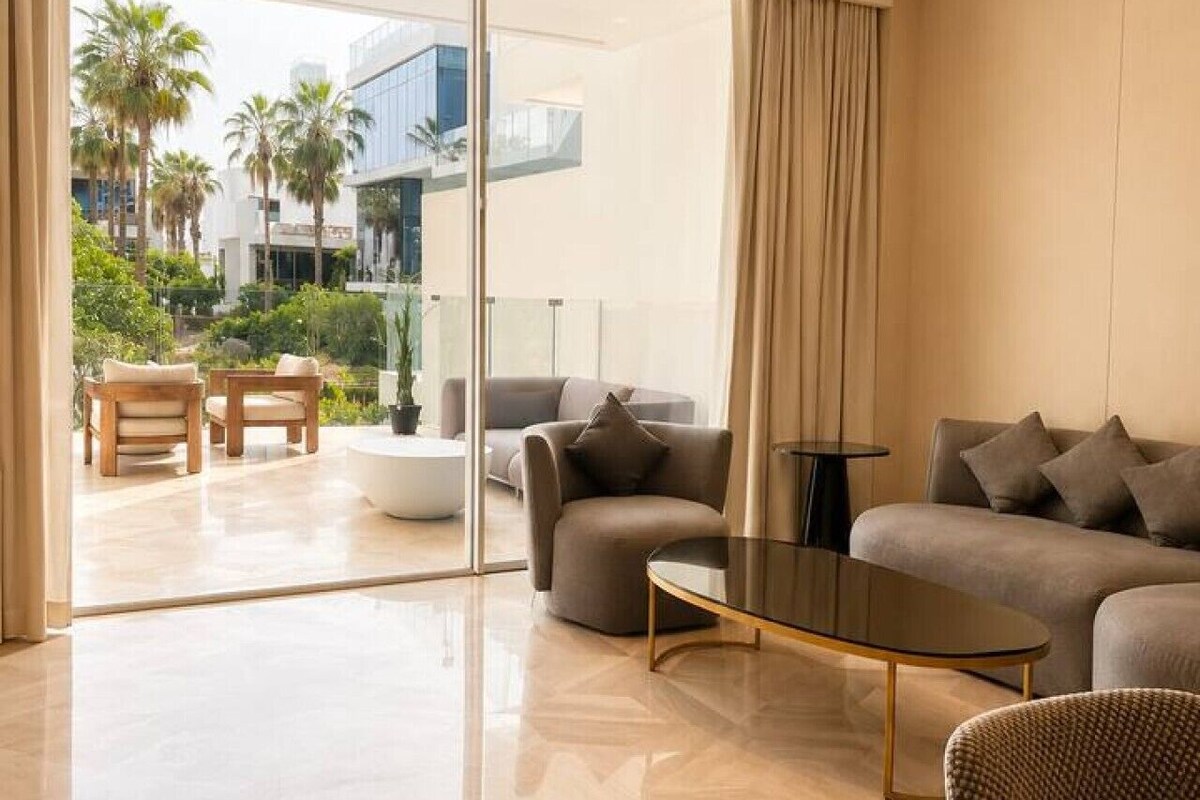 Comfort appartement, 2 slaapkamers, uitzicht op tuin, aan het strand | Woonruimte | Een 52-inch flatscreentelevisie met digitale zenders en televisie