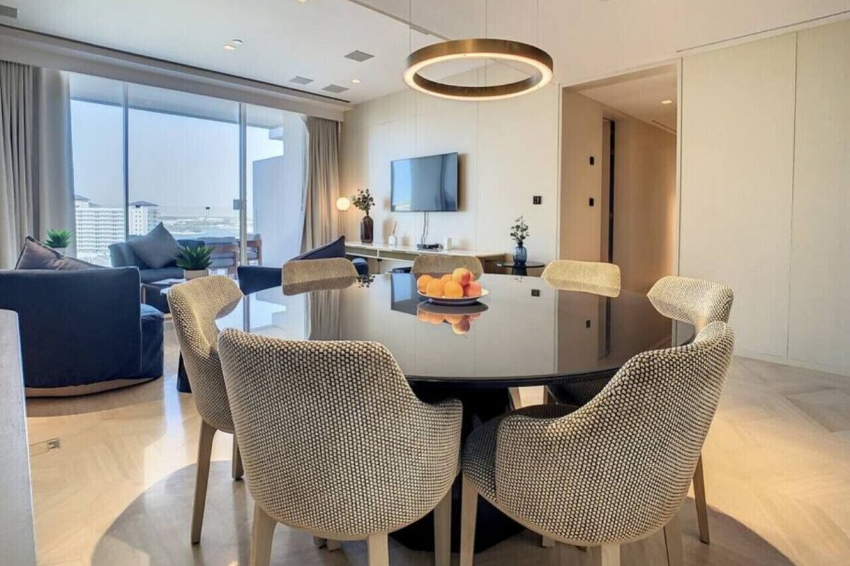 Apartamento de lujo, 2 habitaciones, terraza, vistas parciales al mar | Zona de estar | Televisión de pantalla plana de 52 pulgadas con canales digitales