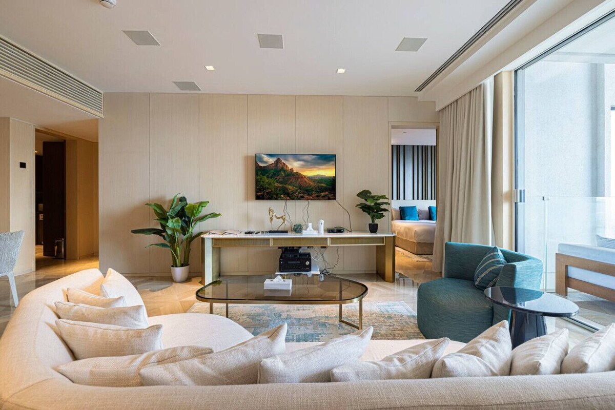 Panorama appartement, 1 slaapkamer, toegang tot zwembad, uitzicht op zee | Woonruimte | Een 52-inch flatscreentelevisie met digitale zenders en televisie