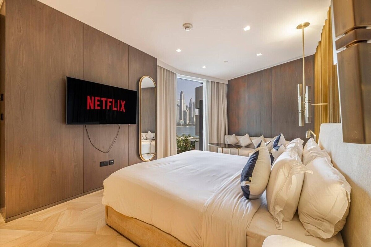 Premium appartement, 3 slaapkamers, terras, uitzicht op de binnenplaats | Woonruimte | Een 52-inch flatscreentelevisie met digitale zenders en televisie