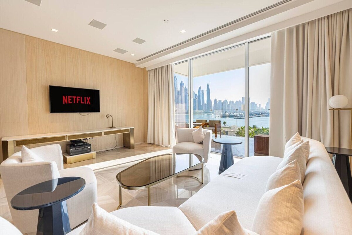 Comfort appartement, 2 slaapkamers, balkon, uitzicht op zee | Woonruimte | Een 52-inch flatscreentelevisie met digitale zenders en televisie