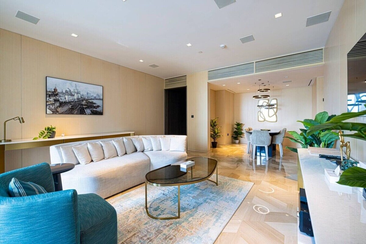 Panorama appartement, 1 kingsize bed, terras, aan het strand | Woonruimte | Een 52-inch flatscreentelevisie met digitale zenders en televisie