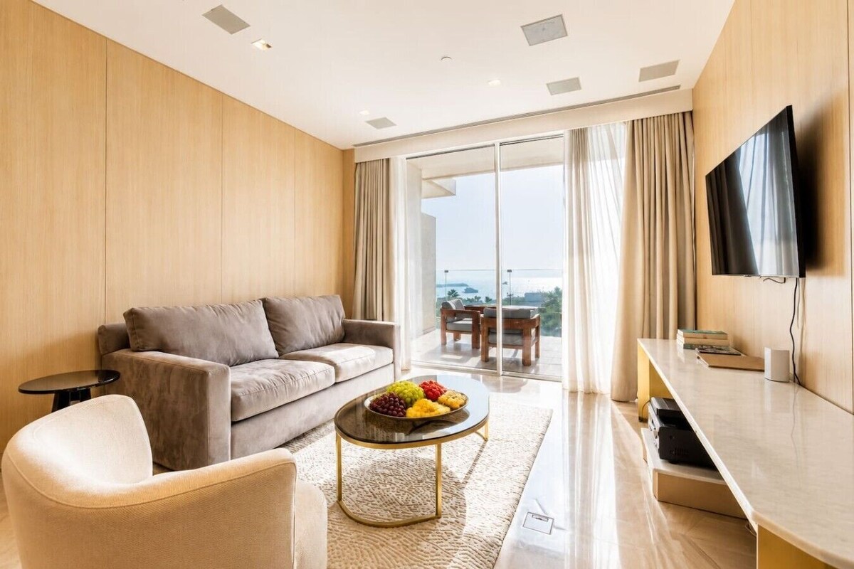 Comfort appartement, 1 slaapkamer, aan het strand | Woonruimte | Een 52-inch flatscreentelevisie met digitale zenders en televisie
