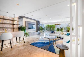 Apartamento exclusivo, 4 habitaciones, balcón, vistas al patio | Zona de estar | Una pantalla de ordenador