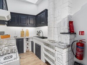 Kühlschrank, Mikrowelle, Ofen, Geschirrspüler