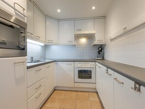 Coffee/tea maker, fridge, microwave, oven - Apartment with sea view and two terraces (Middelkerke)