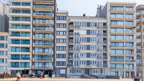 Un immeuble résidentiel à plusieurs étages, doté de balcons, d’une entrée au niveau du sol et d’une enseigne bien visible indiquant « SANTA CATALINA ».