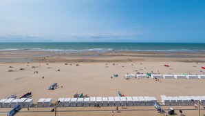 Une plage avec des tentes et un ciel dégagé.