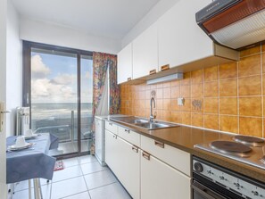 Een koelkast, een magnetron, een oven, een vaatwasser