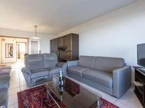 TV - Flat with frontal sea views and parking. (Middelkerke)
