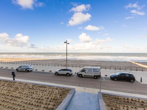 Beach nearby - Flat with frontal sea views and parking. (Middelkerke)