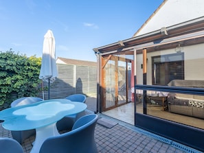 Outdoor dining - Charming holiday home close to the sea (Lombardsijde)