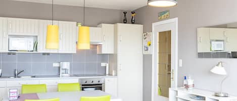 Refrigerador, microondas, horno y cafetera y tetera
