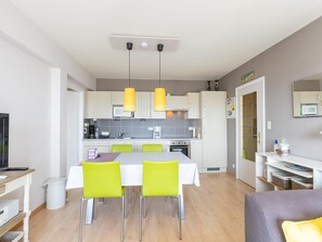Fridge, microwave, oven, coffee/tea maker - Charming apartment near the beach (Westende)