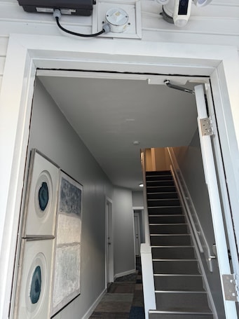 Interior. 2-bedroom apartment in charming New Haven with AC Apt#1