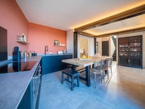 Kühlschrank, Geschirrspüler, Kochgeschirr/Geschirr/Besteck
