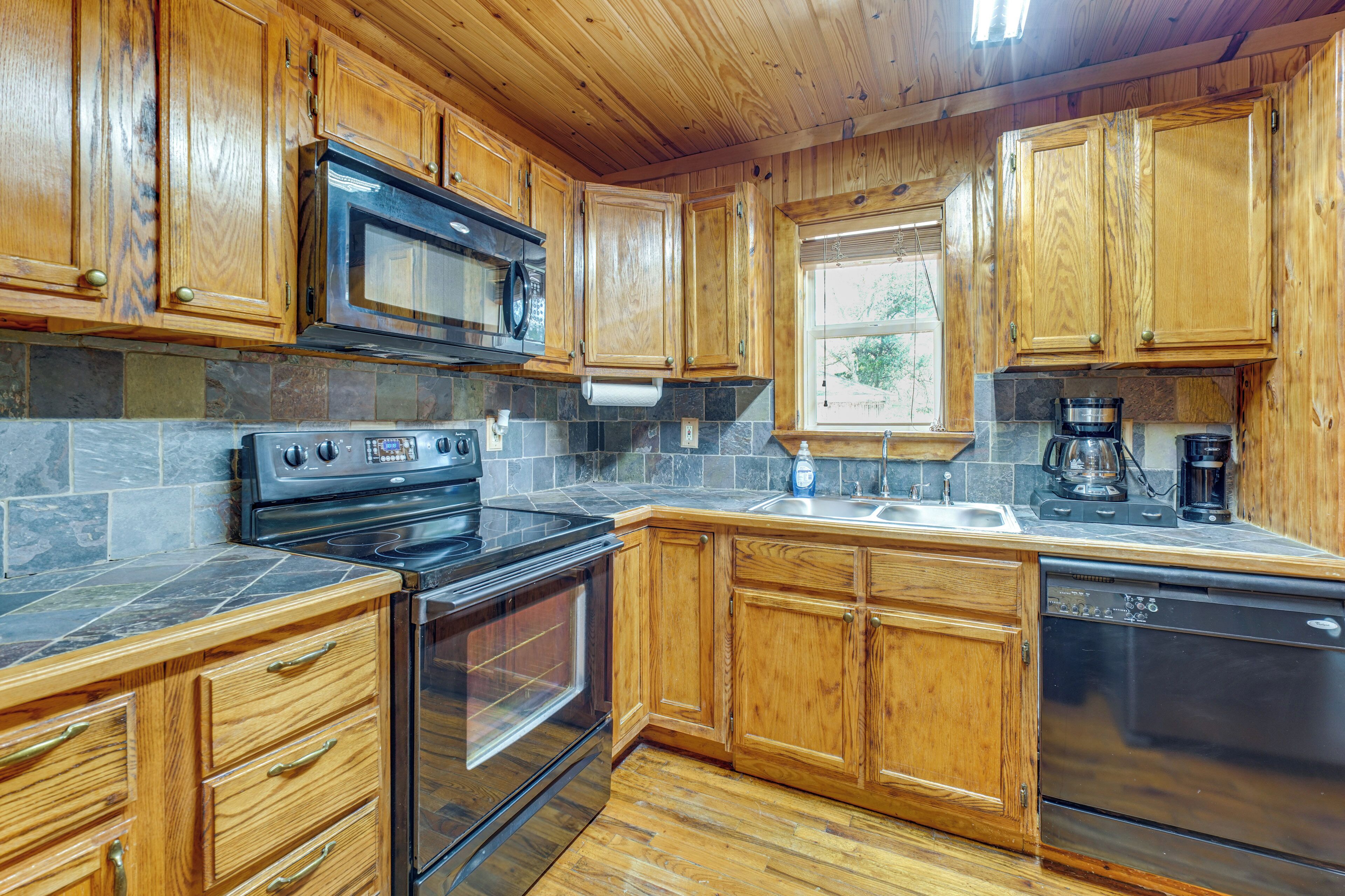 Kühlschrank, Mikrowelle, Herdplatte, Geschirrspüler