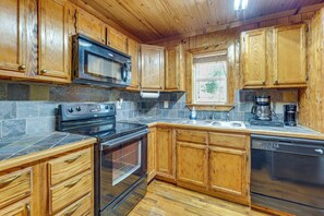 Jääkaappi, mikroaaltouuni, liesi, astianpesukone