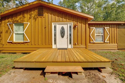 6 Mi to Main St Poplarville: Cabin w/ Pasture View