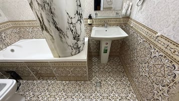 ห้องคลาสสิกทริปเปิล | ห้องน้ำ | ฝักบัว, ของใช้ในห้องน้ำฟรี, ไดร์เป่าผม, รองเท้าสวมภายในห้อง