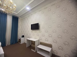 經典三人房 | 書桌、手提電腦工作空間、隔音、免費 Wi-Fi