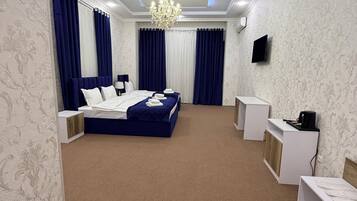 Habitación familiar | Ropa de cama hipoalergénica, edredones de plumas, escritorio