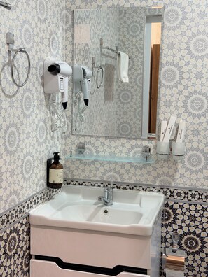 Family Room | Bathroom | Shower, free toiletries, hair dryer, slippers - Velvet Hotel  (Tashkent)