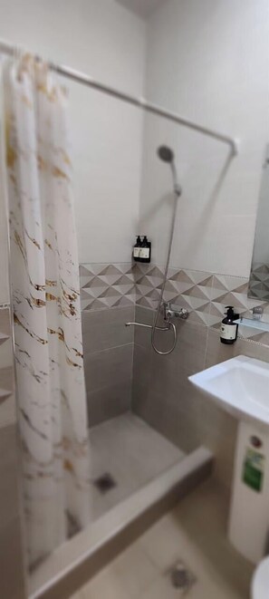 Kahden hengen classic-huone (yksi tai kaksi sänkyä), näköala pihalle | Kylpyhuone | Hiustenkuivaaja, tohvelit, pyyhkeet, saippua