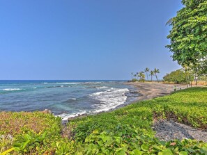 Beach - Oceanfront Complex - 2bdrm/2bath with Loft - NEW! Sleeps up to 8! AC, Wifi, more (Kailua-Kona)