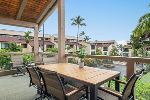 Outdoor dining - Oceanfront Complex - 2bdrm/2bath with Loft - NEW! Sleeps up to 8! AC, Wifi, more (Kailua-Kona)