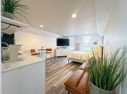 Cozy Unique Studio Near WA State Fair