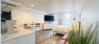 Cozy Unique Studio Near WA State Fair