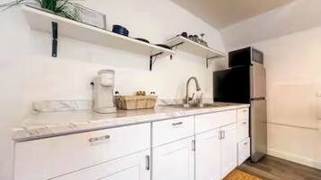 雪櫃、微波爐、咖啡機/沖茶器、廚房用具/餐具/器皿