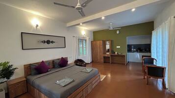 Deluxe-Zimmer, Flussblick | Zimmersafe, Bügeleisen/Bügelbrett, kostenloses WLAN