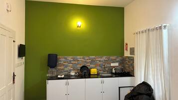 Quarto conforto, vista para o jardim | Cofres nos quartos, ferros/tábuas de passar roupa, Wi-Fi de cortesia