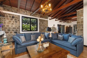 TV - Cozy 3BR Hill Country Cottage - Fireplace & Tea Garden Views (Haputale)