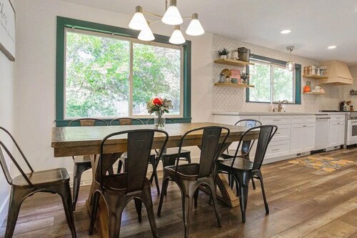 Spacious 5-Bed Family Retreat in Layton