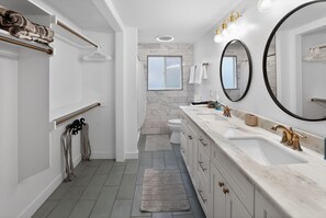 吹风机、毛巾、肥皂、洗发水