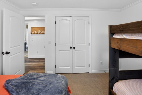 Spacious 5-Bed Family Retreat in Layton