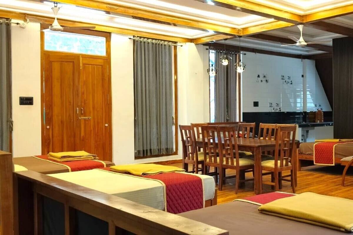 Hotellihuone, jossa on ruokailutila, keittiö ja erillinen makuualue.