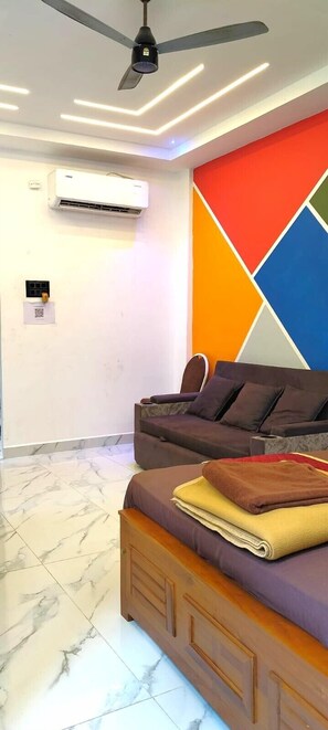 Habitación cuádruple Deluxe | Ropa de cama de alta calidad, muebles diferentes y escritorio 