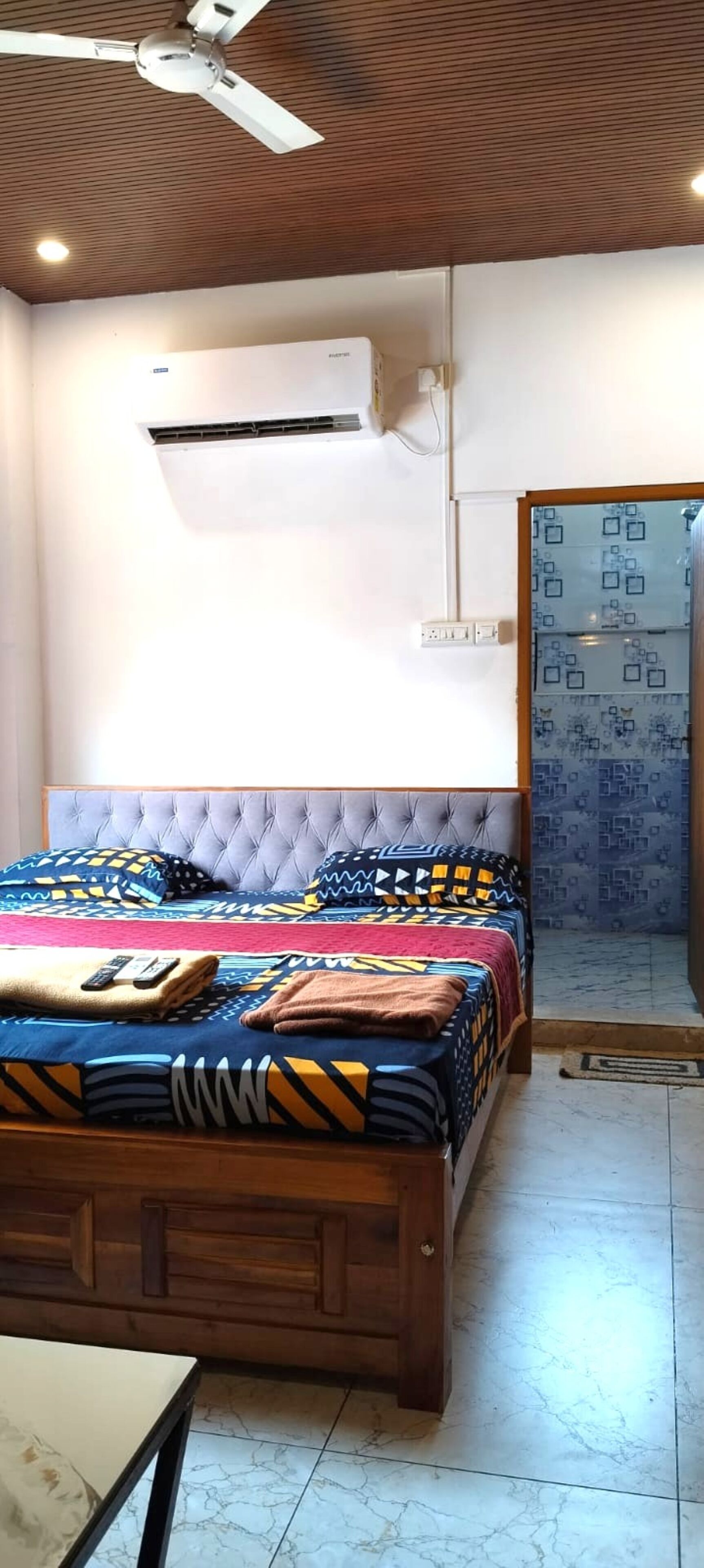 Ropa de cama de alta calidad, muebles diferentes y escritorio 
