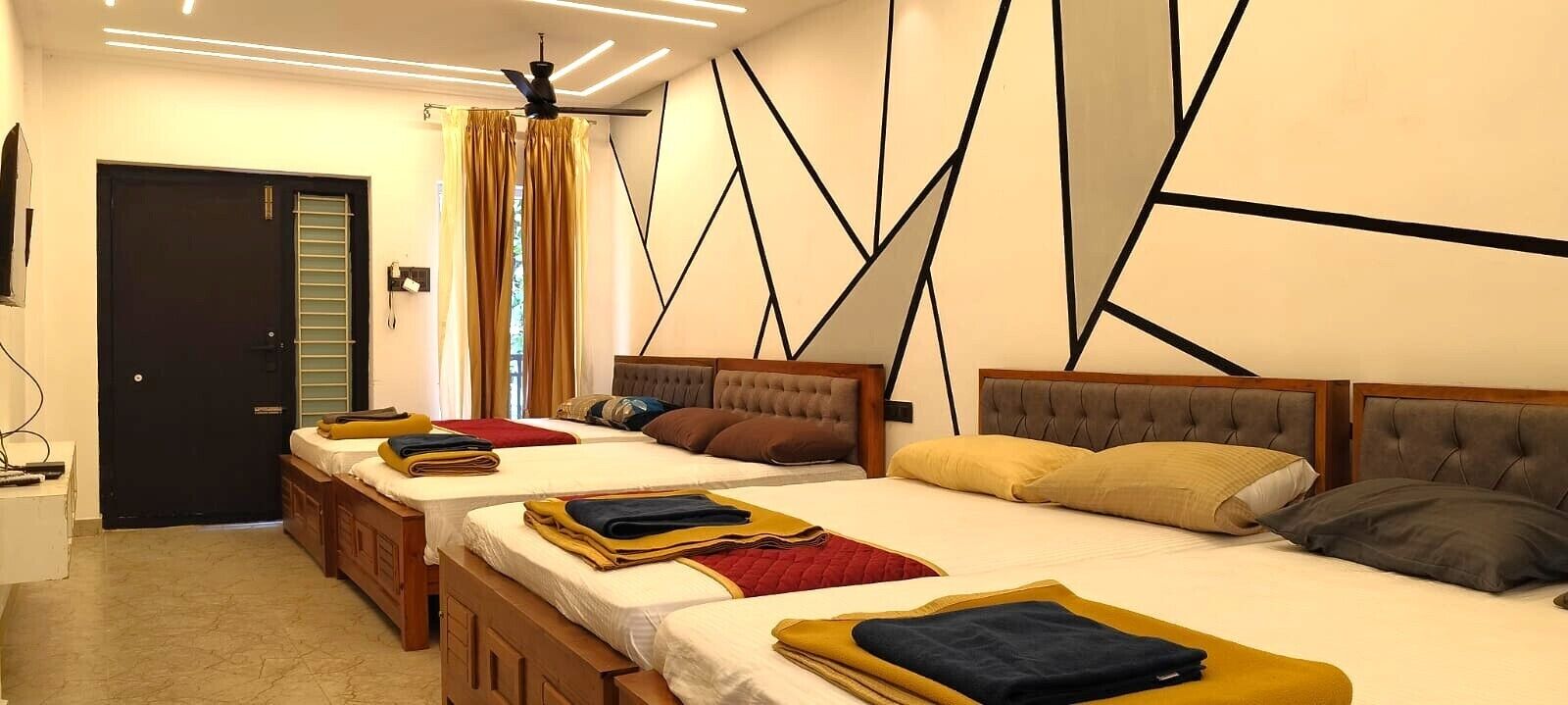 Ropa de cama de alta calidad, muebles diferentes y escritorio 