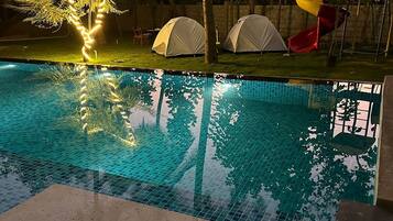 Una piscina al aire libre