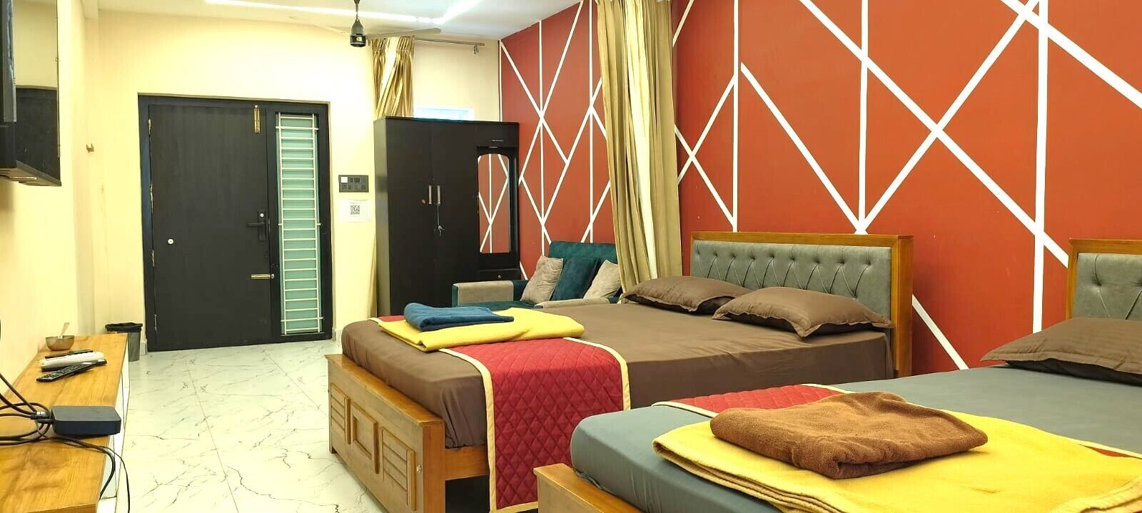 Ropa de cama de alta calidad, muebles diferentes y escritorio 