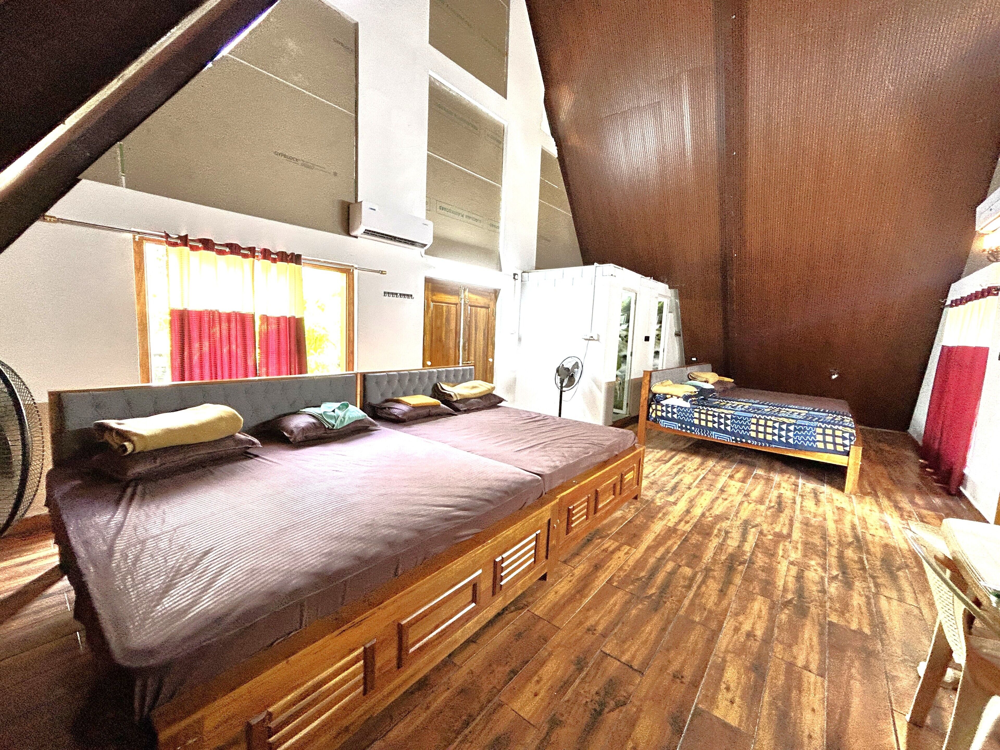 Ropa de cama de alta calidad, muebles diferentes y escritorio 