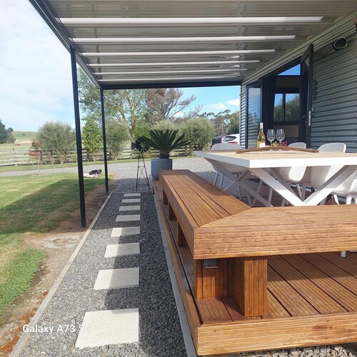 Gorgeous private tiny home, rural location, edge of town. Pet friendly!