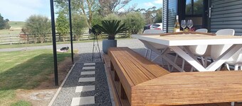 Gorgeous private tiny home, rural location, edge of town. Pet friendly!